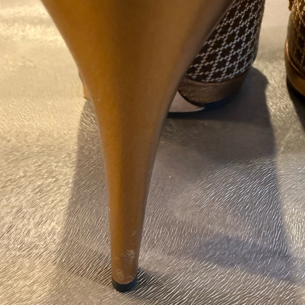 Gucci Brown Patterned Peep-Toe Heels with Gold Horsebit. Size 37 - Picture 8 of 12